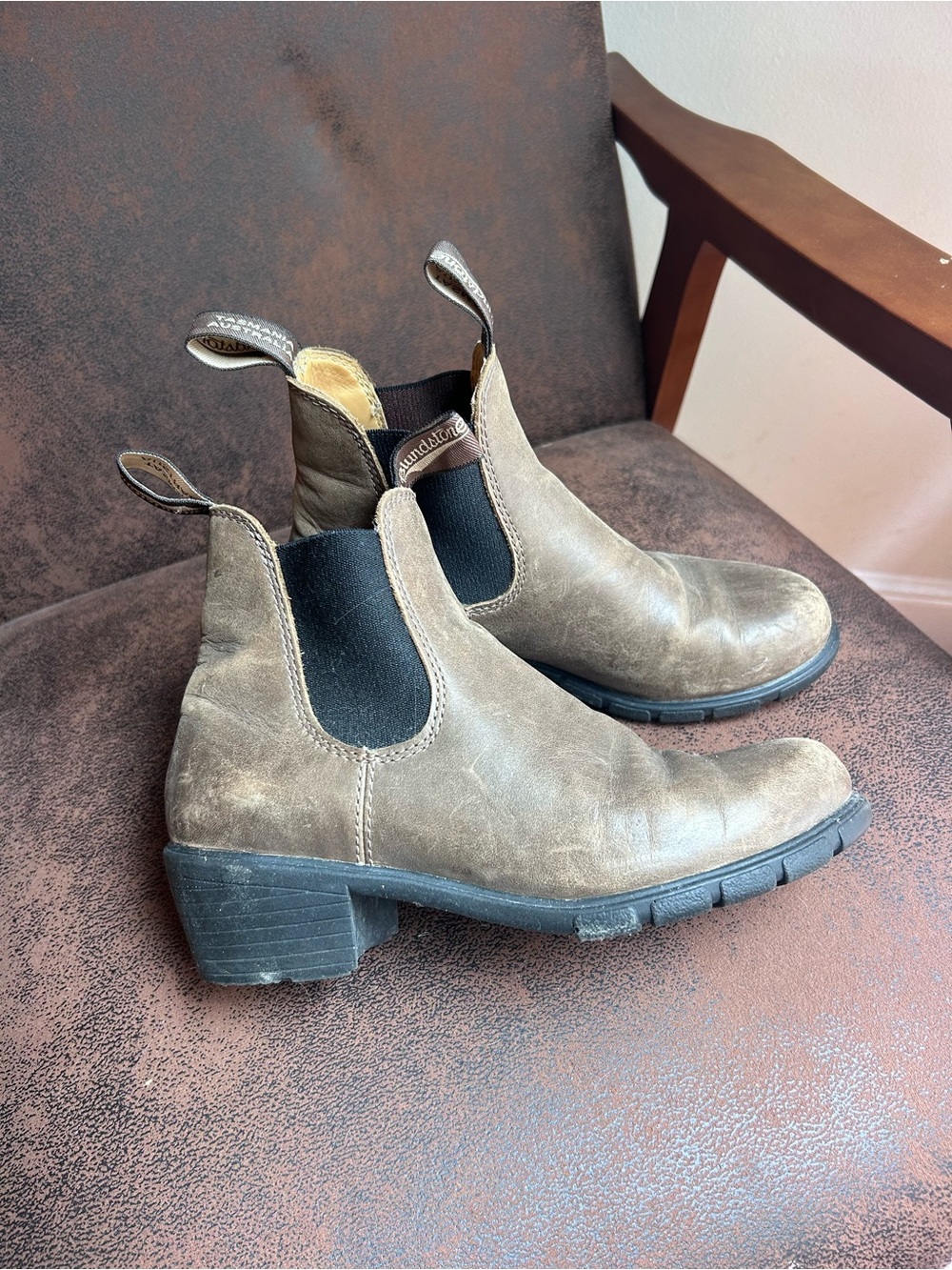 Blundstone Chelsea Ankle Boots in Taupe